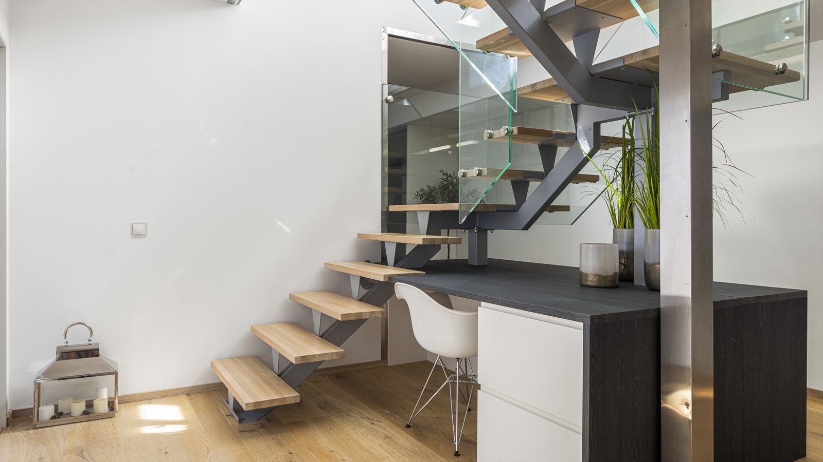 Trappene i boligen er som smykker, og er svært påkostede. Smart løsning med arbeidsplass
tilpasset rommet under trappen. Galleribilde