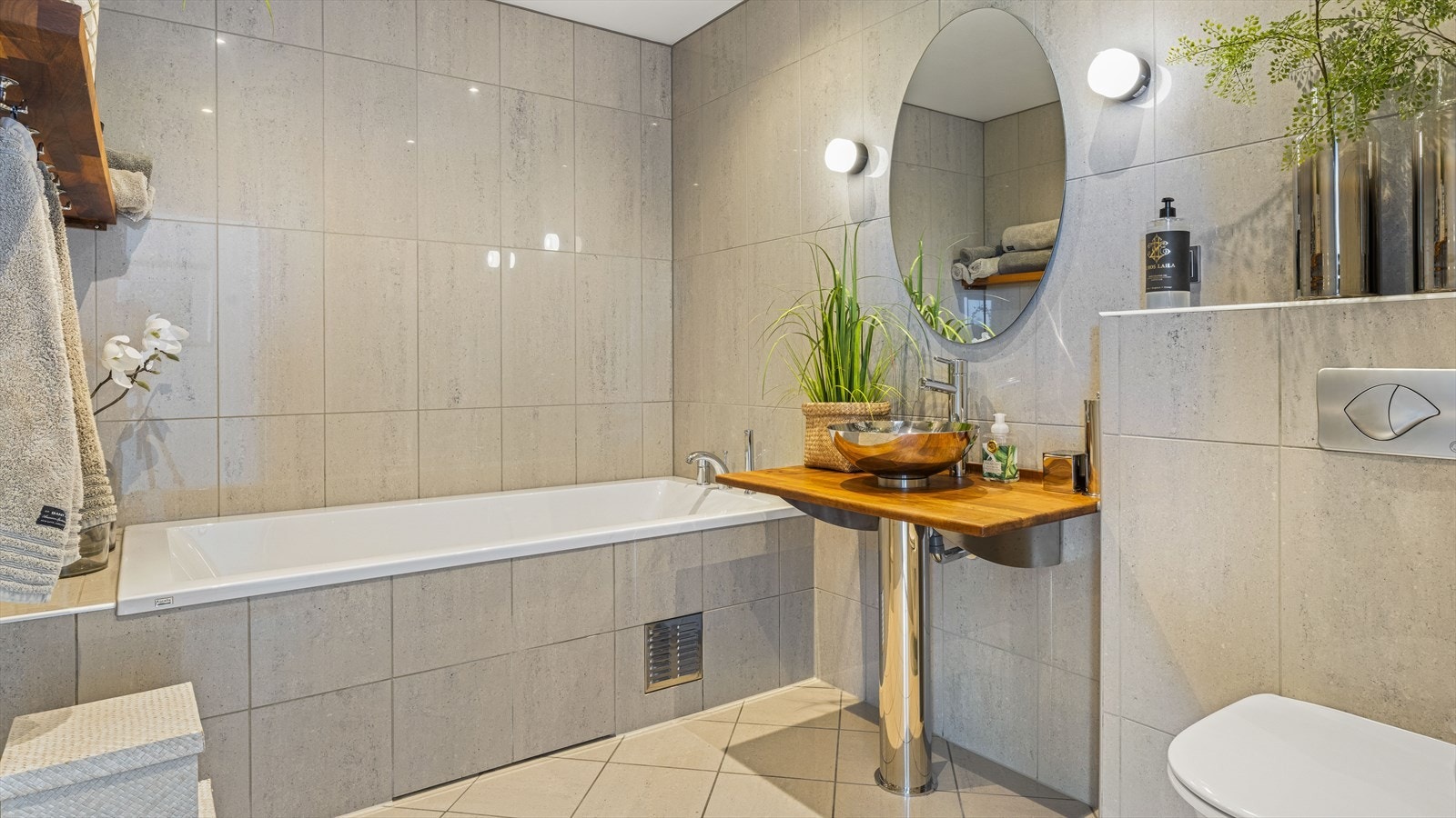 Dette badet har integrert badekar for avkobling og velvære. Galleribilde