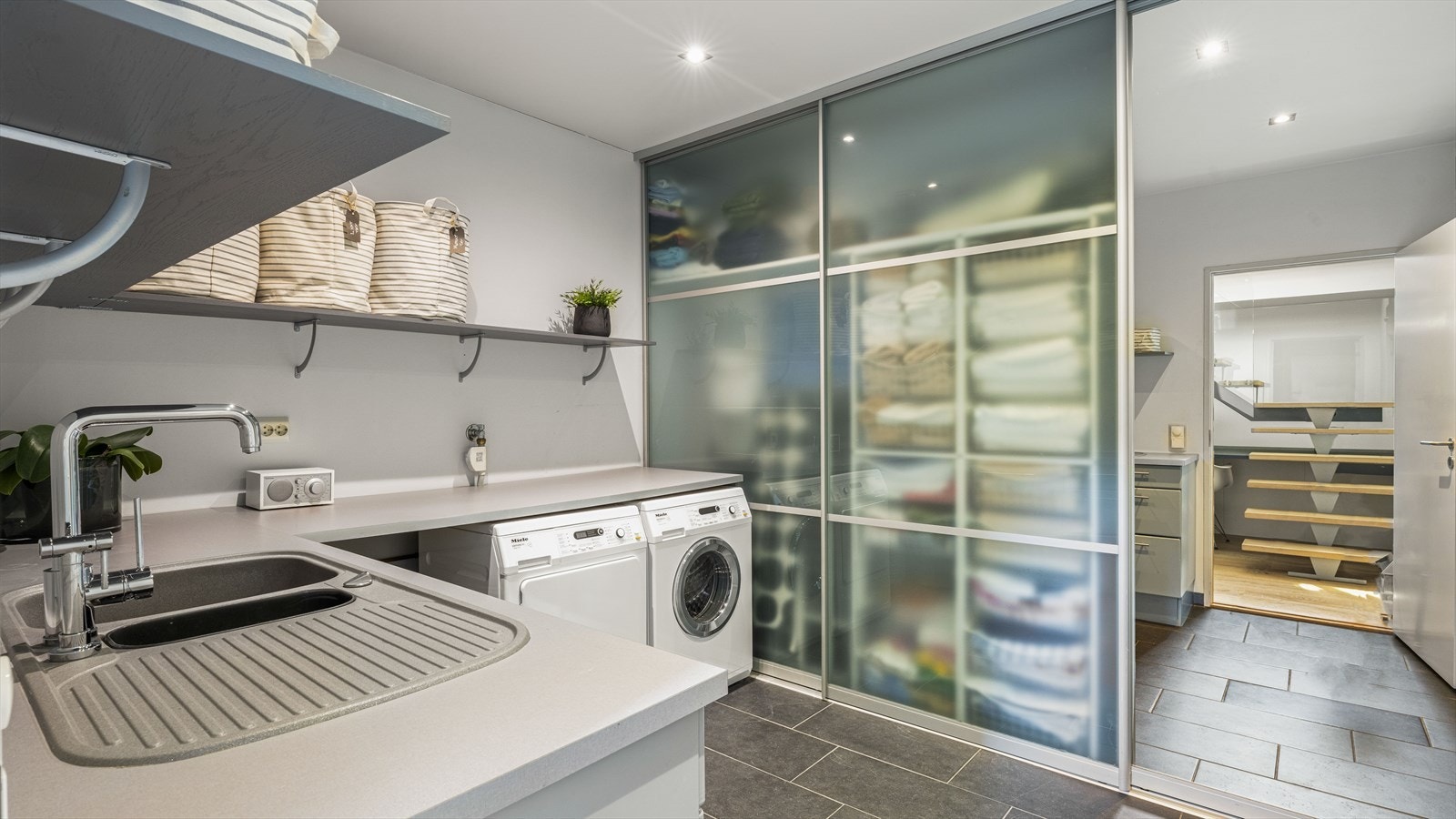 Et vaskerom som dette er det mange som drømmer om. Her er god plass og praktiske løsninger. God lagringsplass og utgang til gårdsplassen. Galleribilde