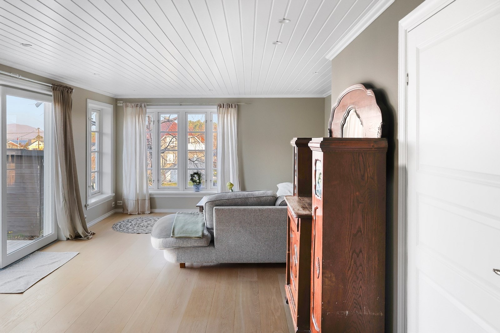 I nyere stue er dert store vindusflater, som slippere inn mye naturlig lys. Galleribilde