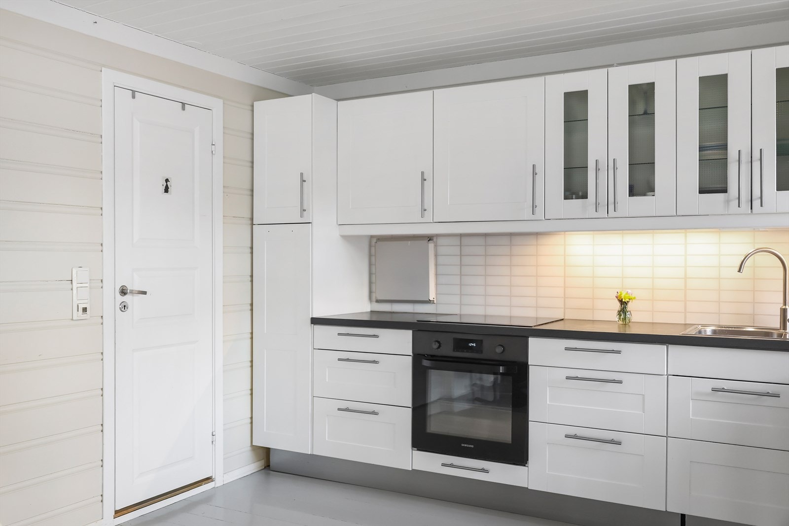 Det er integrert komfyr og integrert koketopp i kjøkkeninnredningen Galleribilde