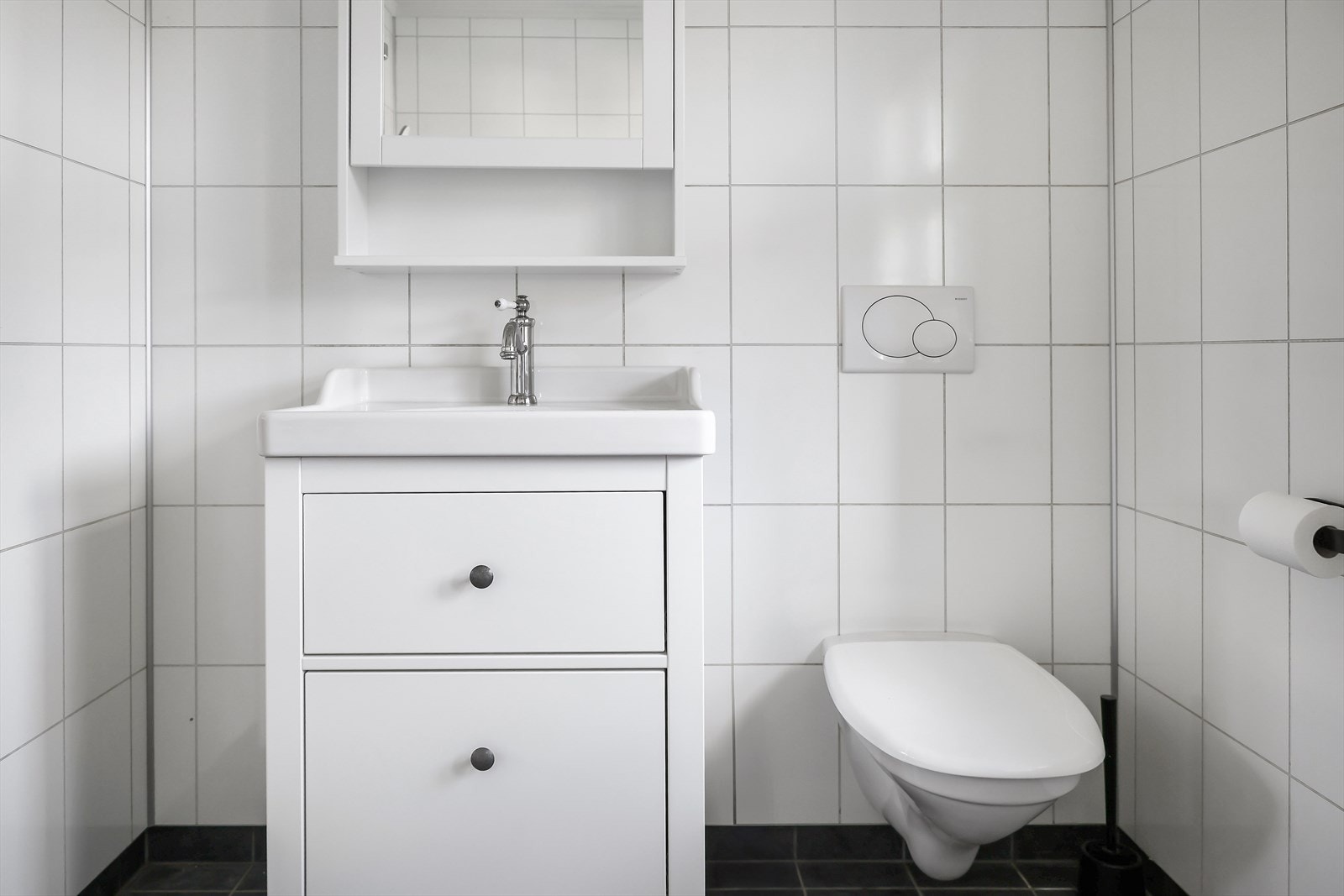 Vaskeservant med underskap og vegghengt wc i badet. Galleribilde