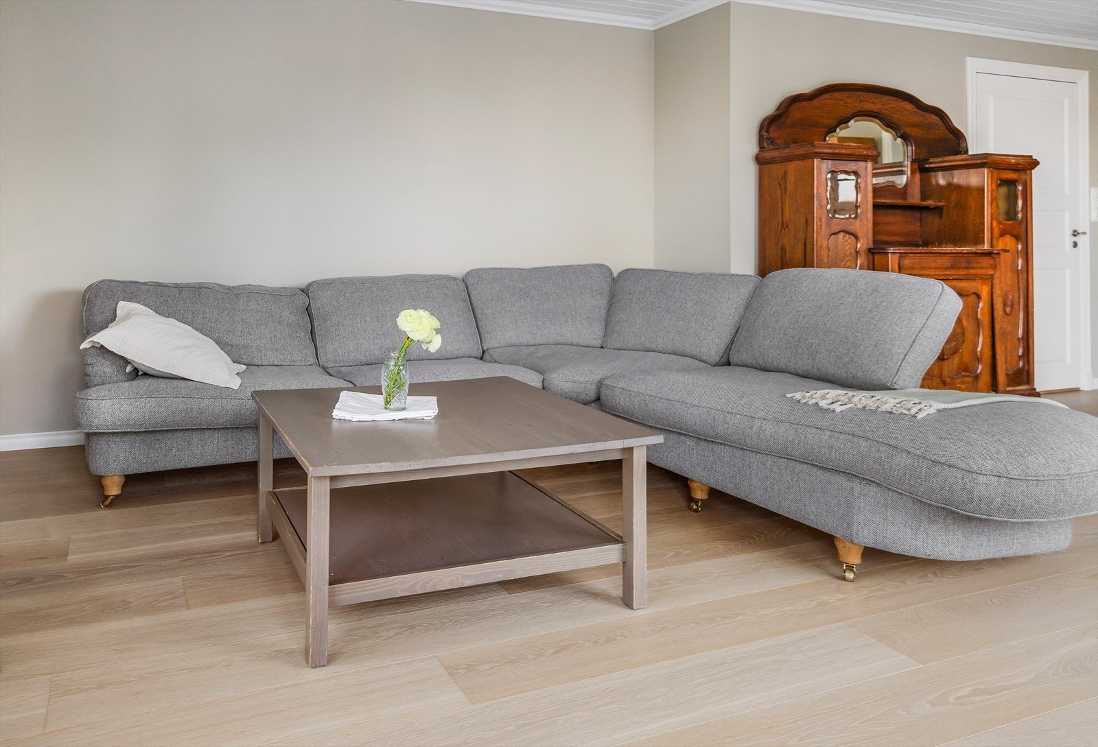 Fin stue i nyere tilbygg. Galleribilde