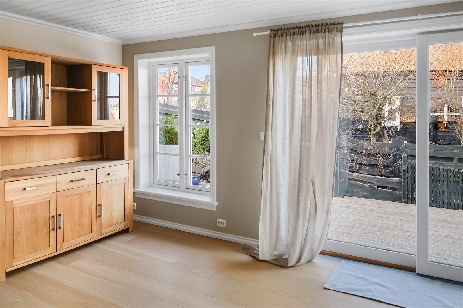 Fra stue er det utgang til stor terrasse Galleribilde