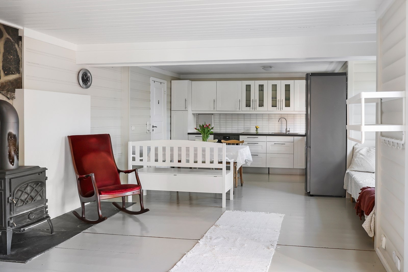 Boligen har et romslig allrom/kjøkken Galleribilde