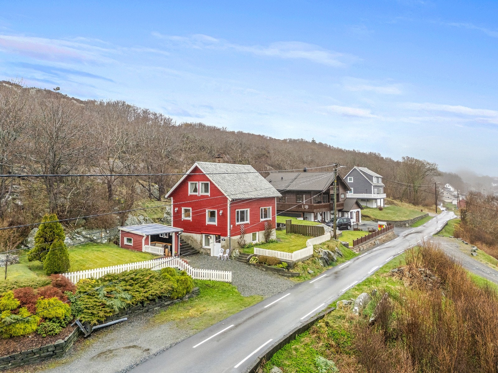 Eiendommen har en attraktiv beliggenhet i rolige omgivelser i Vestvik på Langevåg. Galleribilde