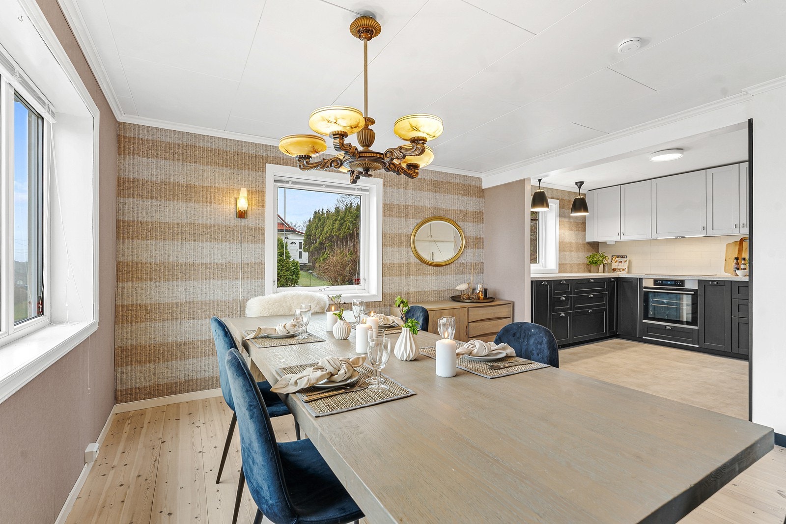 Spisestuen har plass til et stort spisebord - perfekt for hyggelige sammenkomster med familie og venner. Galleribilde