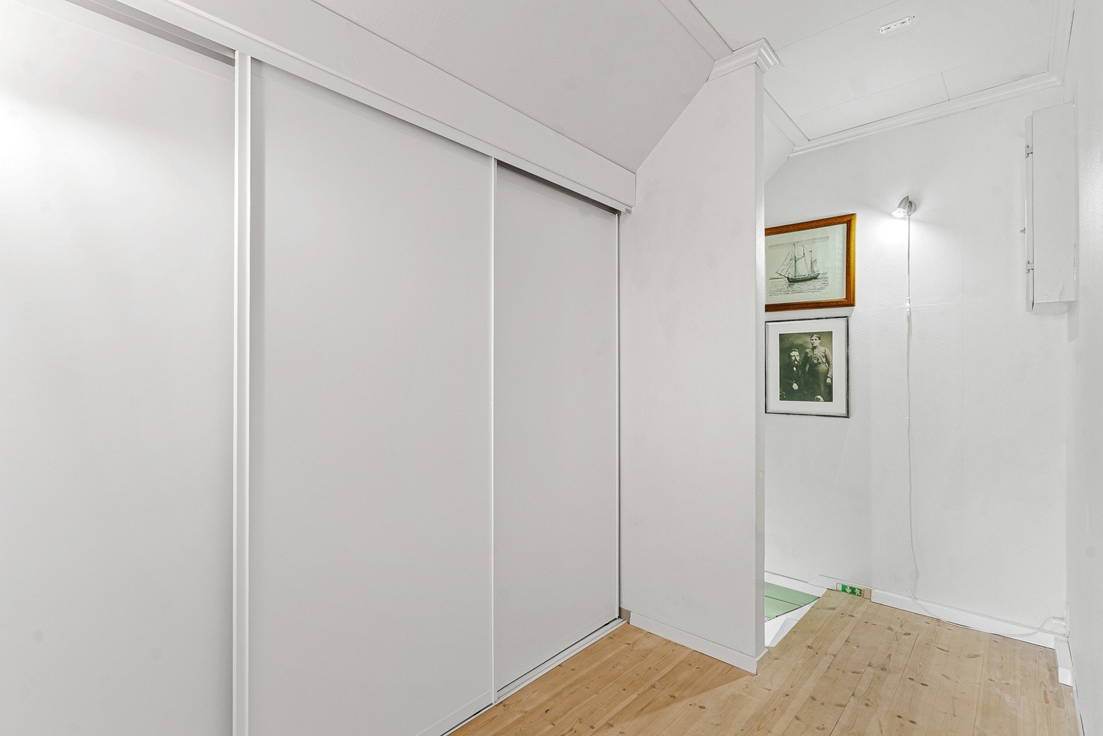 Gangen er praktisk innredet skyvedørsgarderobe Galleribilde