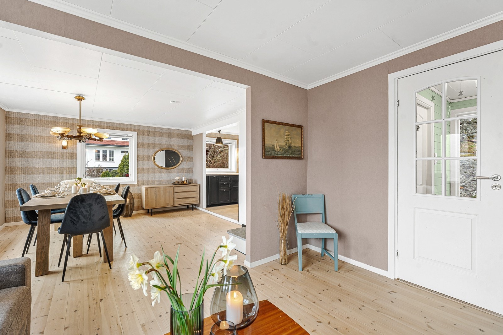 Stuen er romslig og er naturlig inndelt i flere soner for ulike bruksområder. Galleribilde