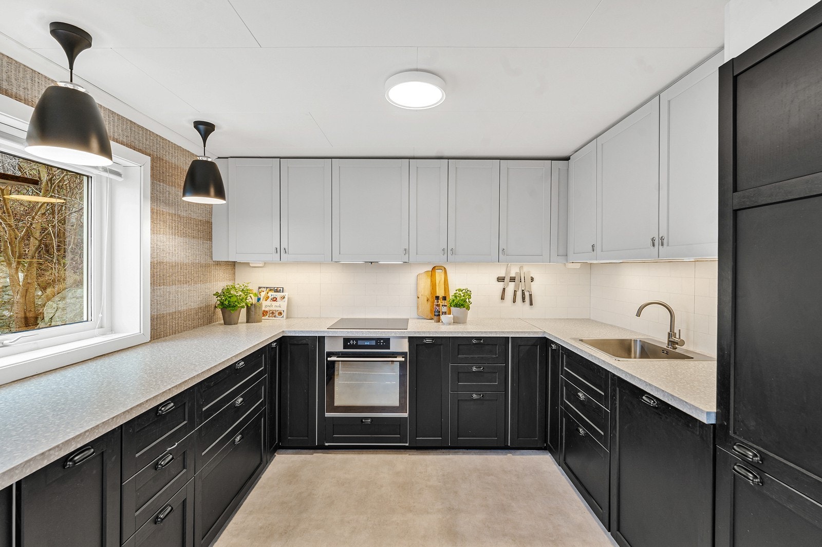 Det er intregrert komfyr og platetopp, og frittståande kjøleskap. Ventilator med kullfilter. Galleribilde