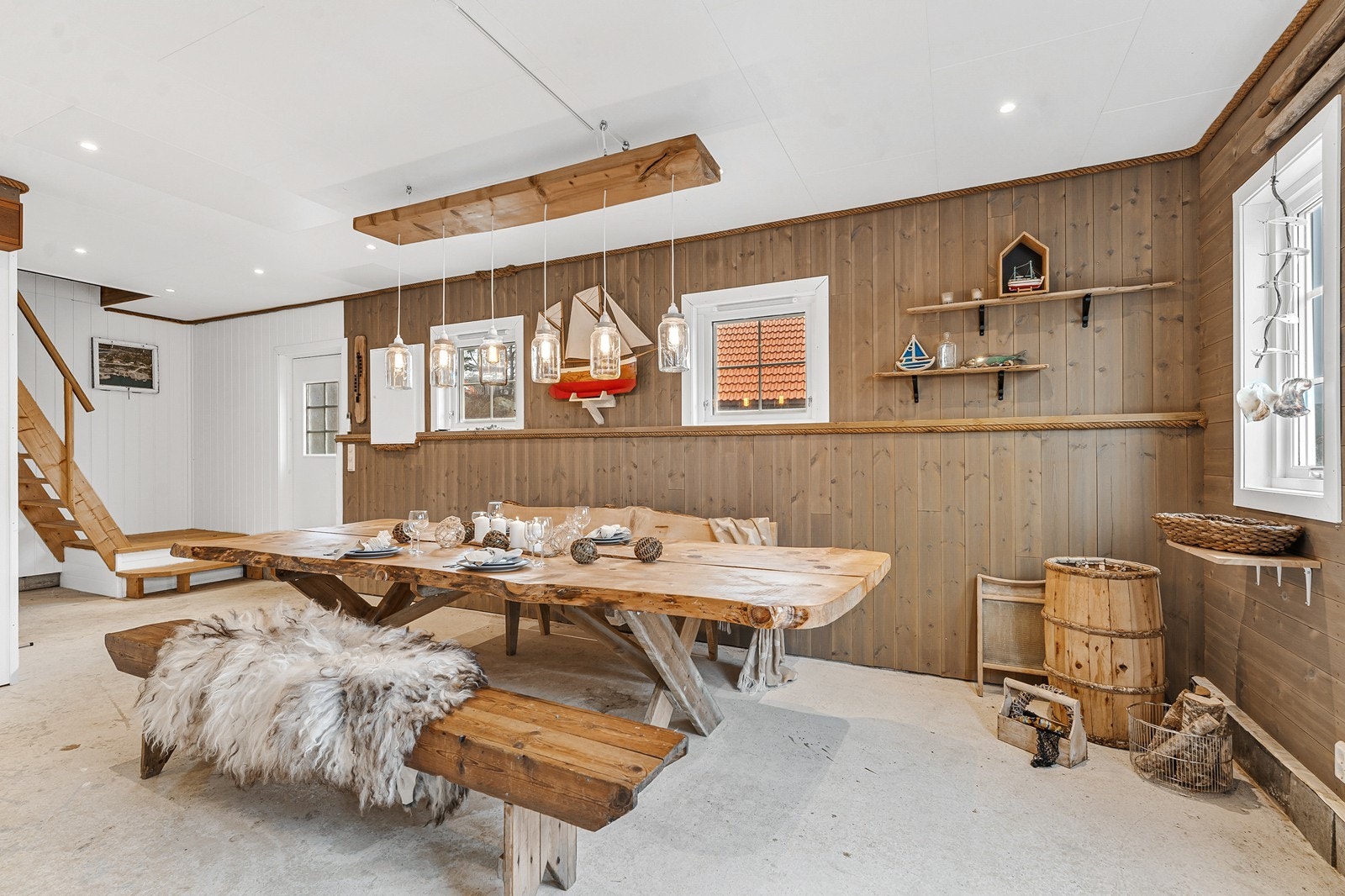 Naustet er innredet med panel og panelplater på vegger, og plater i himling med spotbelysning. Galleribilde