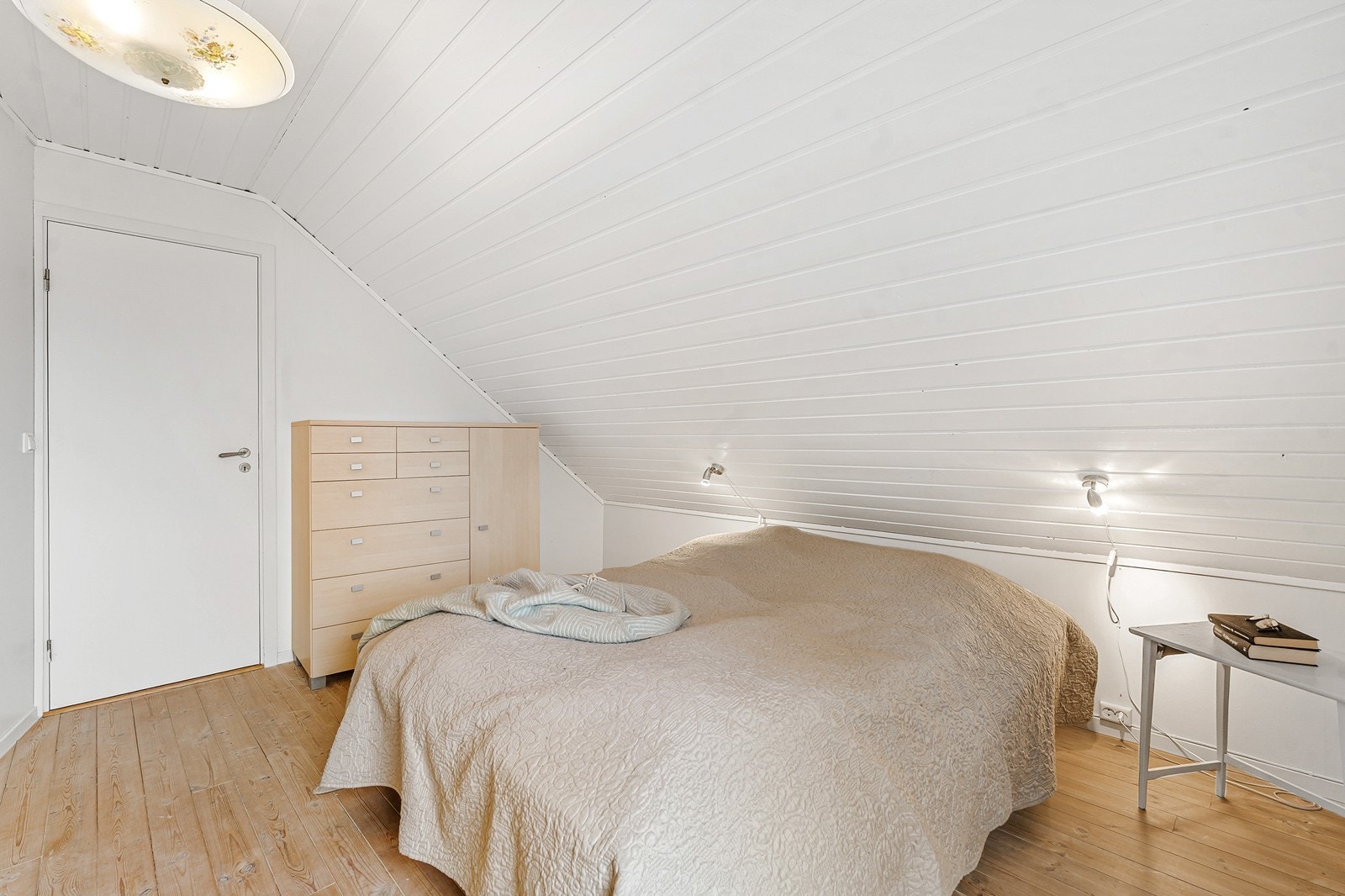 Soverommene har plater/panel i himling og malte/tapetserte vegger og heltregolv Galleribilde