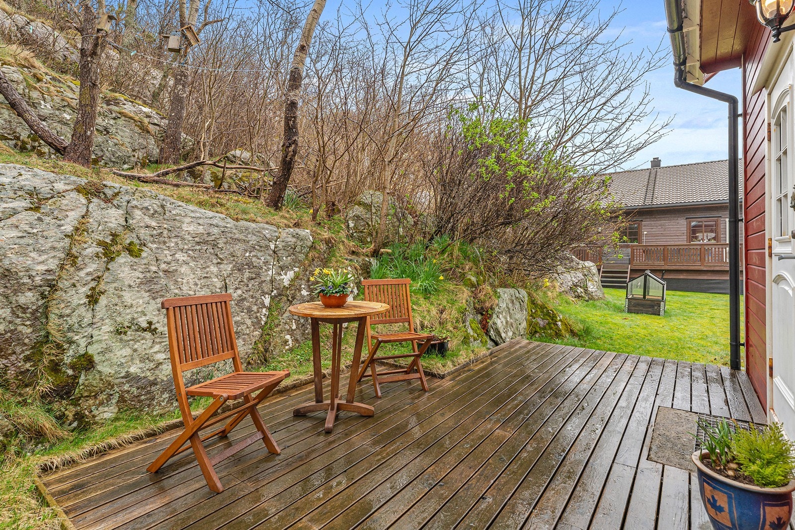 Et tribelig inngangsparti med platning Galleribilde