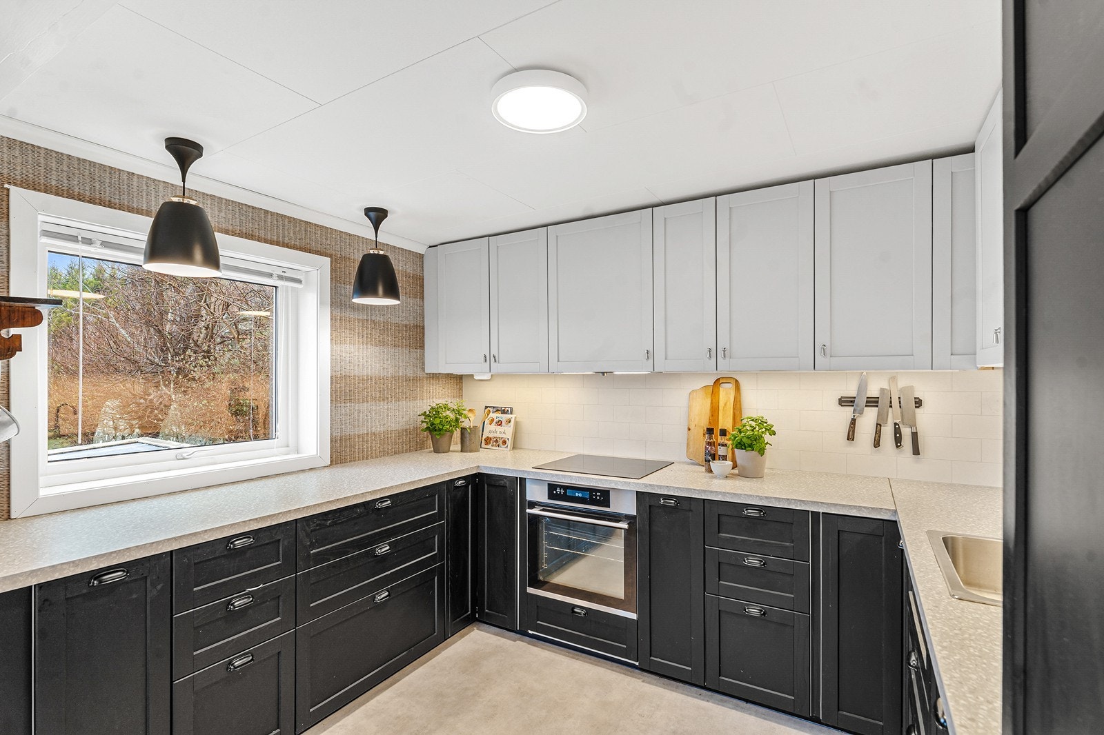 Kjøkken med profilerte fronter og laminert benkeplate Galleribilde