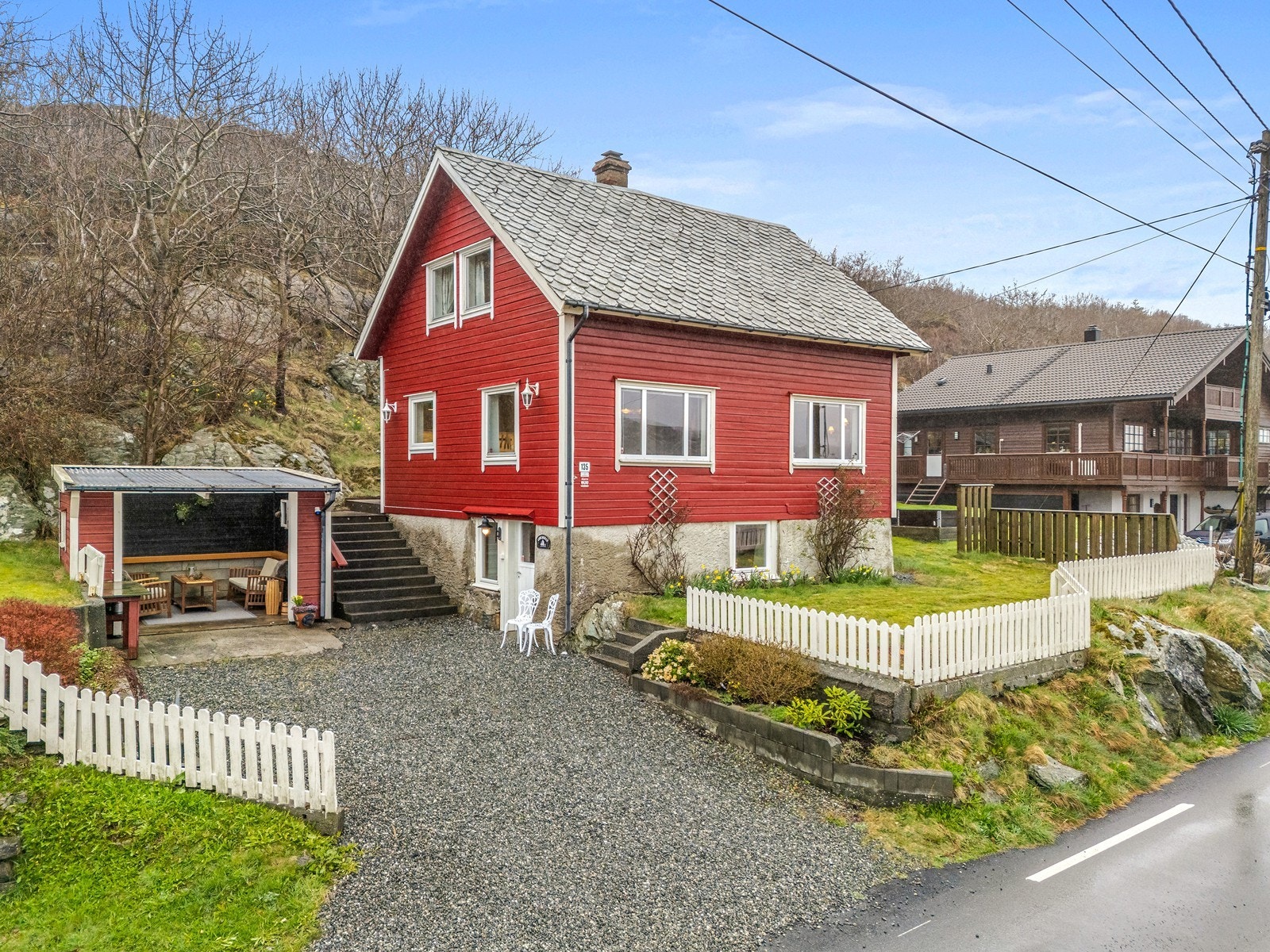 Eiendommen består av en bolig over to plan i tillegg til kjeller og et naust oppført i 2011. Galleribilde