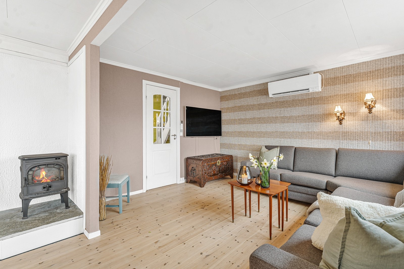 Det er både vedovn og varmepumpe i stuen Galleribilde