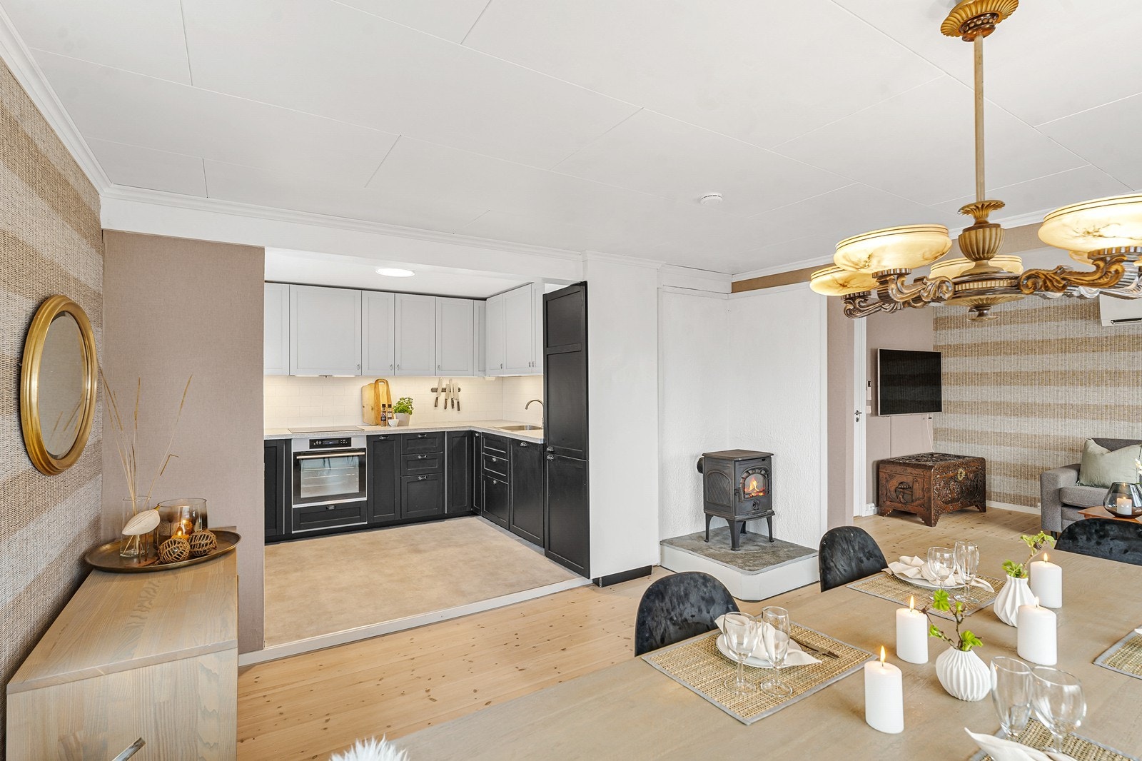 Kjøkkenet ligger i delvis åpen løsning mot stue Galleribilde