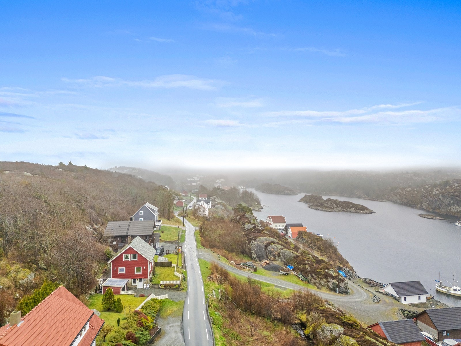 Eiendommen består av to tomter/matrikkelnummer. En boligtomt og en tomt med naust. Galleribilde