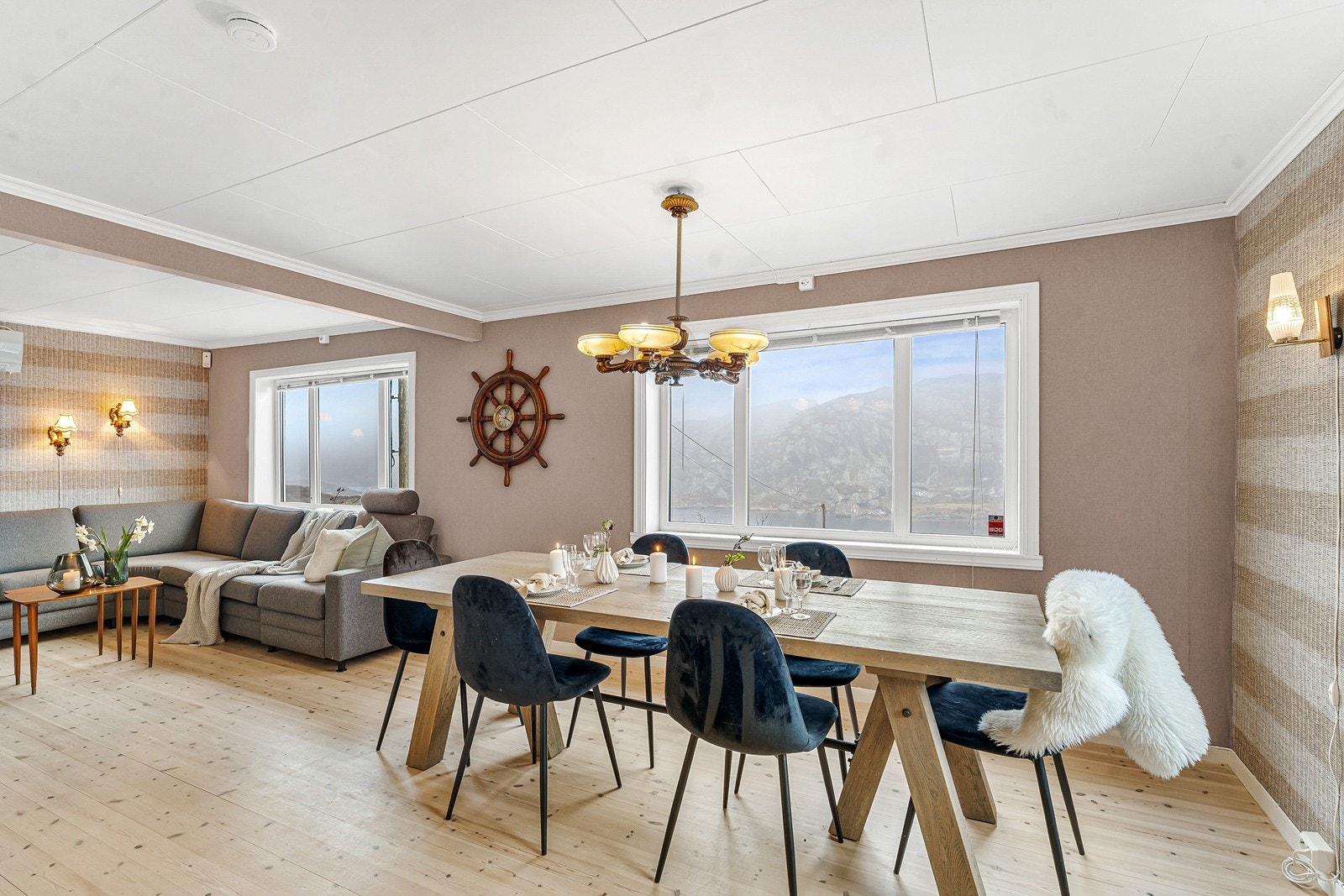 De store vinduene gir mye naturlig lys og ivaretar den fine utsikten Galleribilde