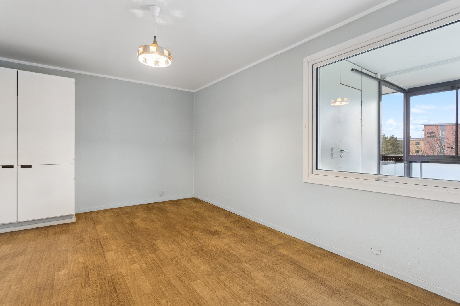 Hovedsoverom med vindu mot balkongen. Galleribilde