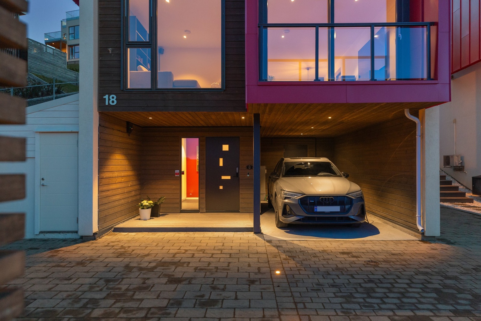 Boligen har integrert carport rett ved inngangen. Det er også montert Zaptec lader for el-bil. Praktisk sportsbod med god plass til lagring. Galleribilde