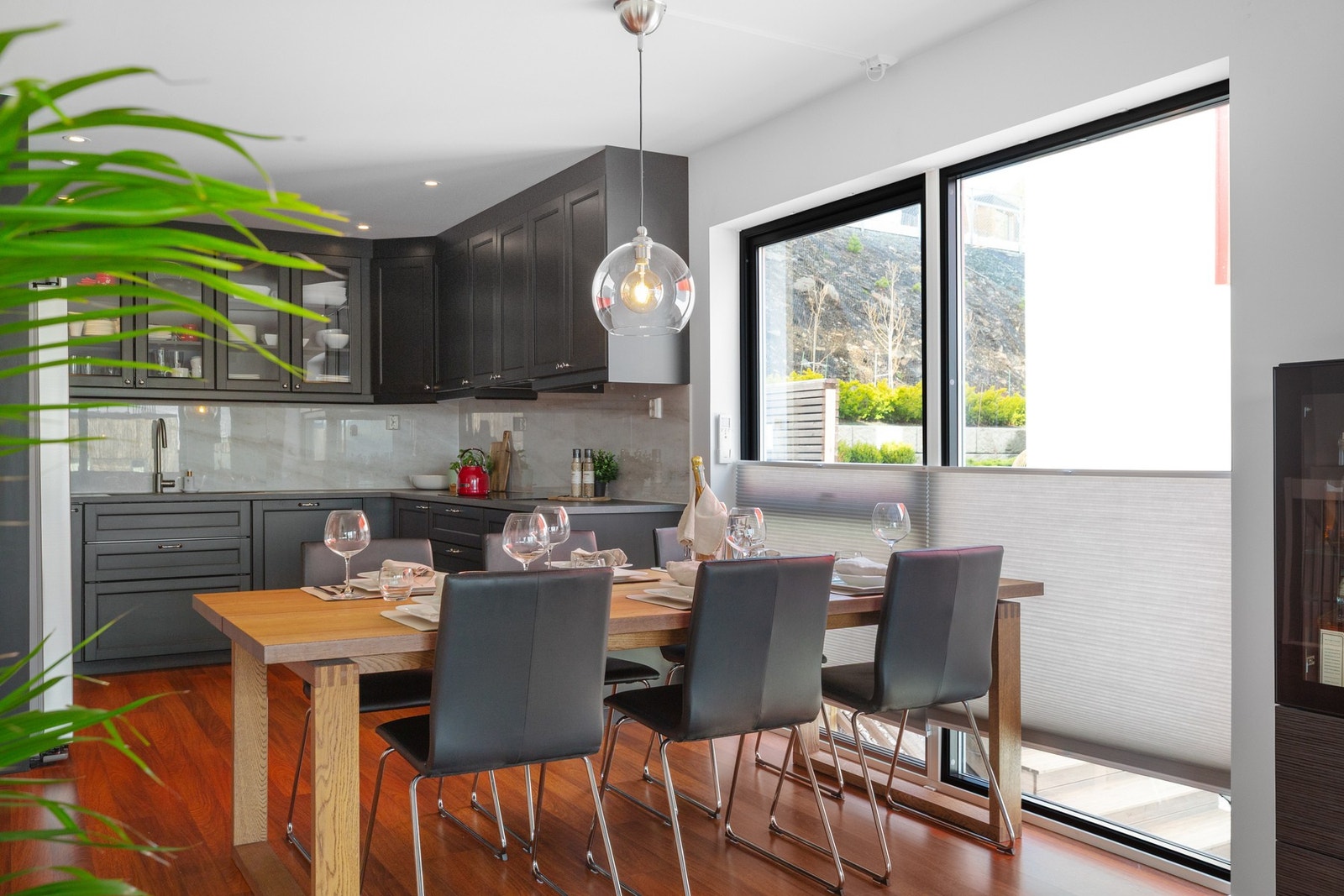 Egen sone mellom kjøkken og stue som er en naturlig plass for spisestue. Galleribilde