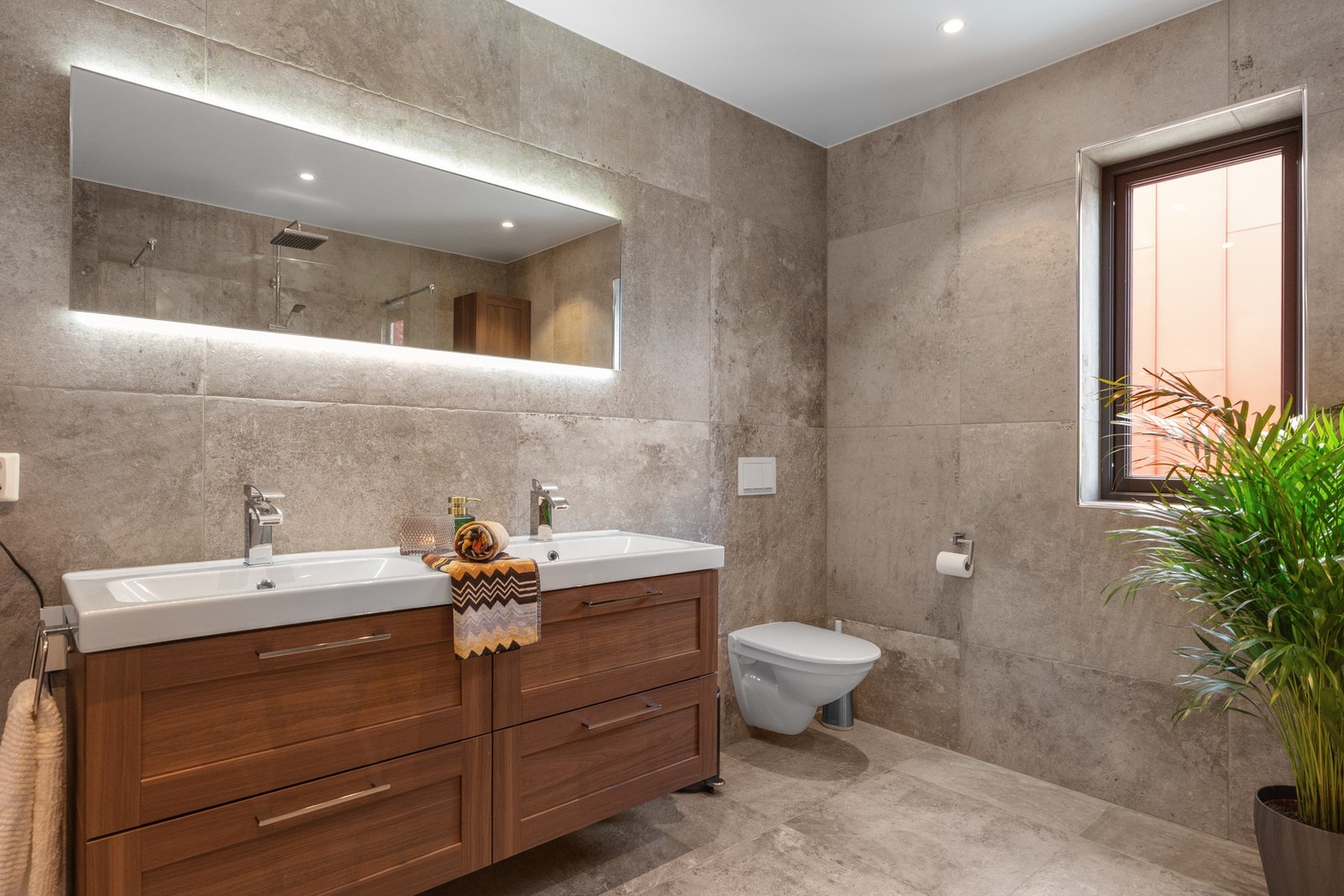 Pent og stort baderom i 2. etasje på 8,5 m² med flisvalg som gir en herlig spafølelse. Galleribilde