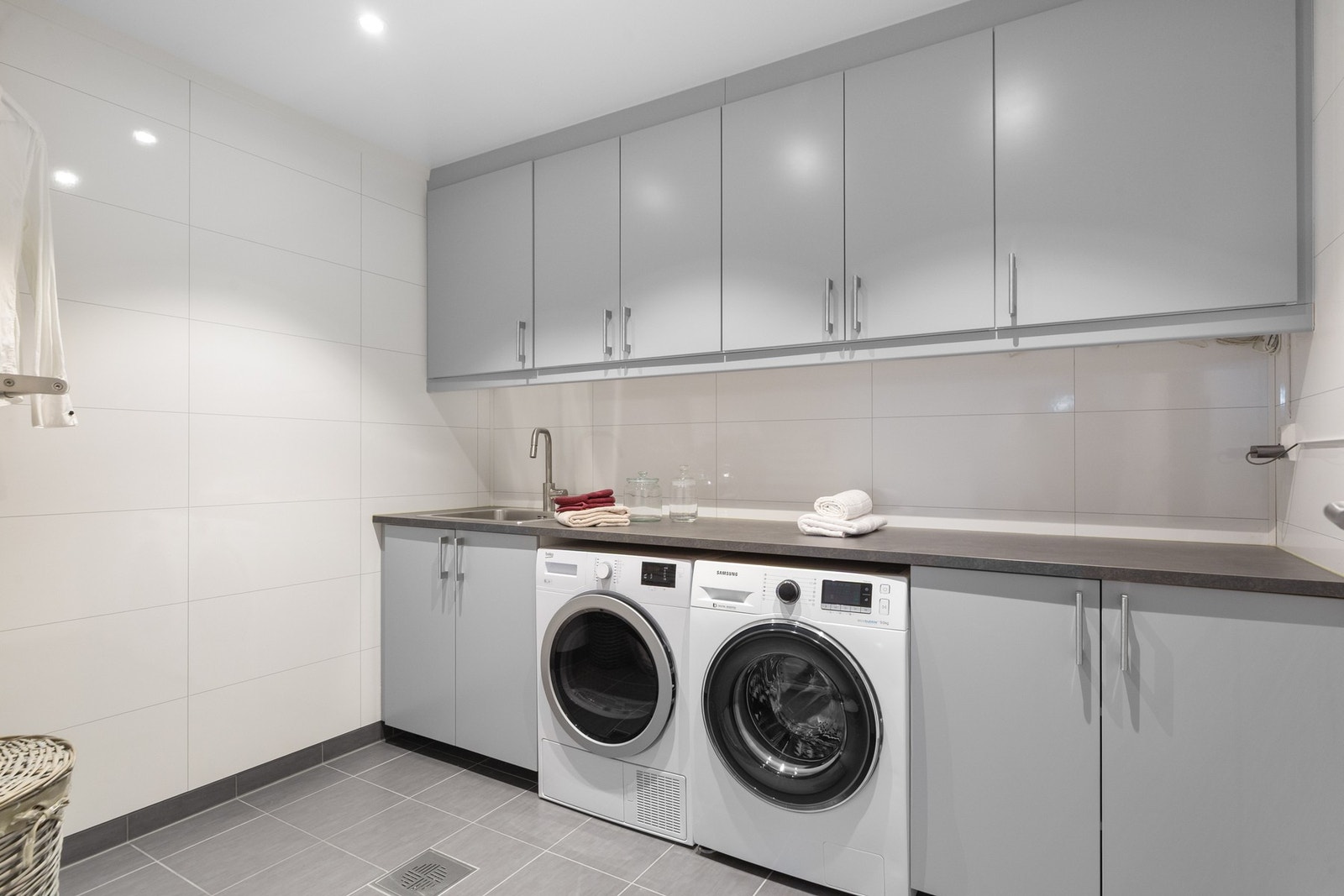 Boligen byr også på et praktisk vaskerom med skap, overskap, benkeplass, vegghengt tørkestativ, opplegg for vaskemaskin og tørketrommel. Galleribilde