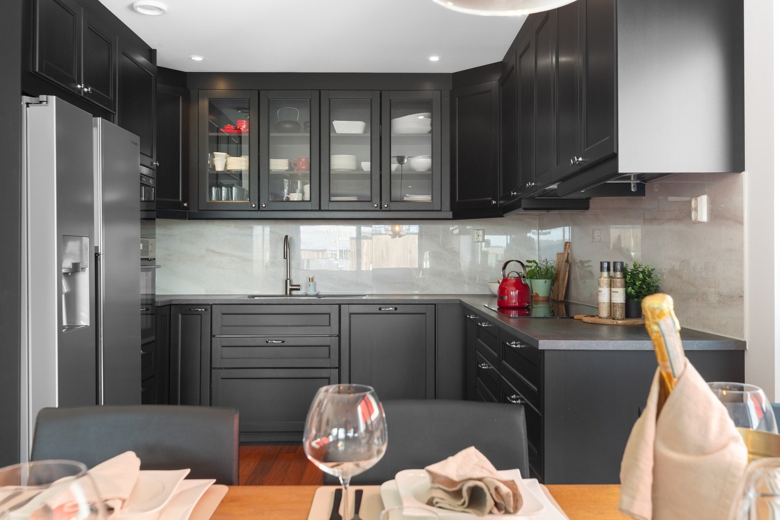 Stilige flis på vegg over benkeplate som gjør rengjøringen lett. Godt med skap- og skuffeplass. Galleribilde