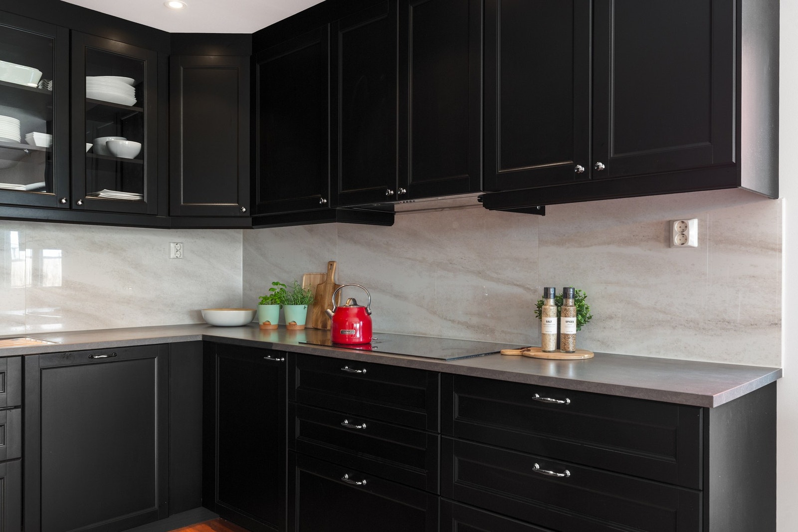 Alle skuffer og skap er utstyrt med automatisk belysning og det er induksjonskoketopp. Galleribilde