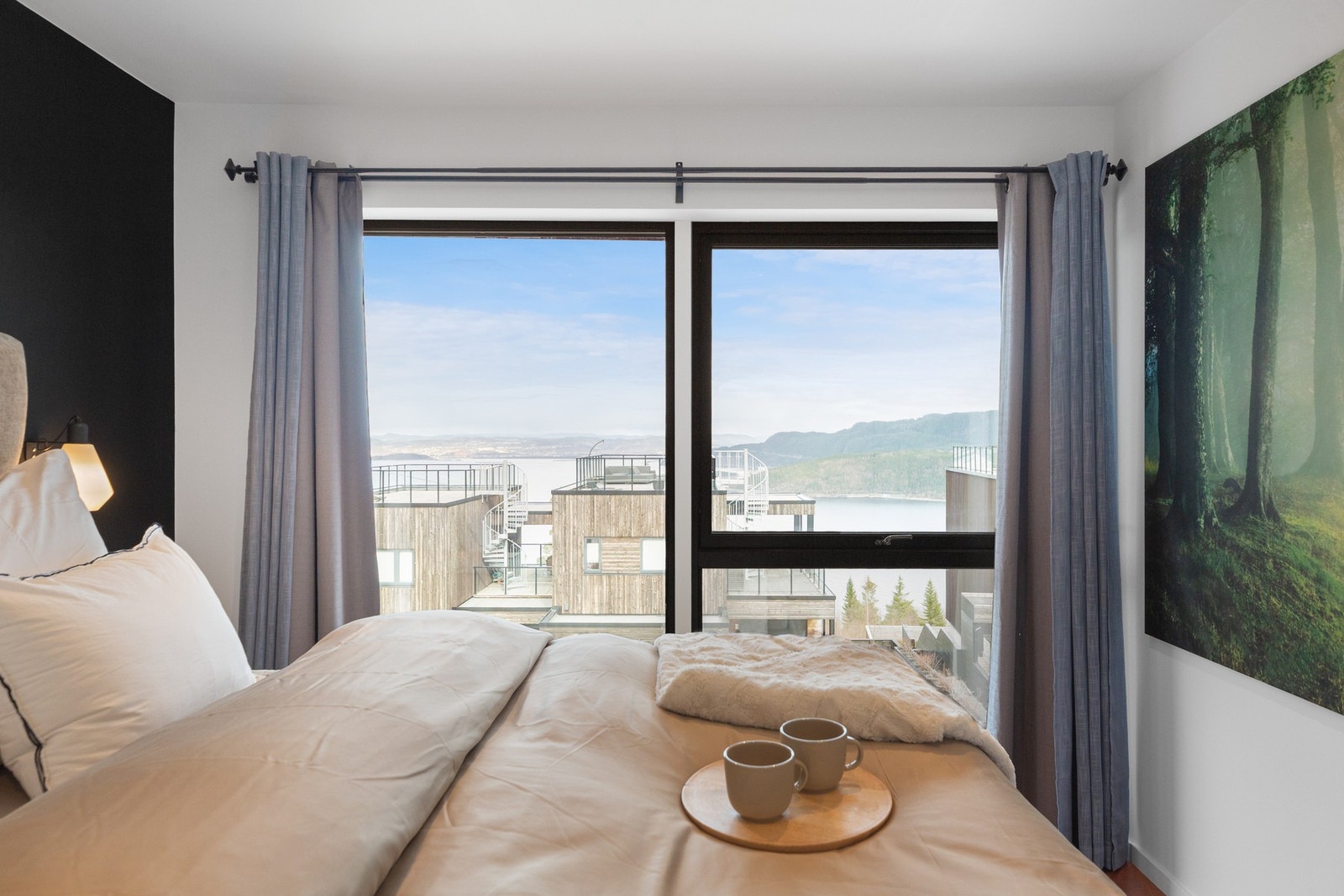 Det er montert elektrisk solskjerming fra Kjells Markiser på dette soverommet. Galleribilde