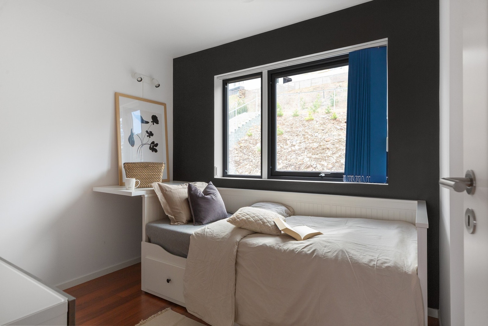 Soverom på 7,1 kvm i nøytrale farger og gode vindusflater. Galleribilde