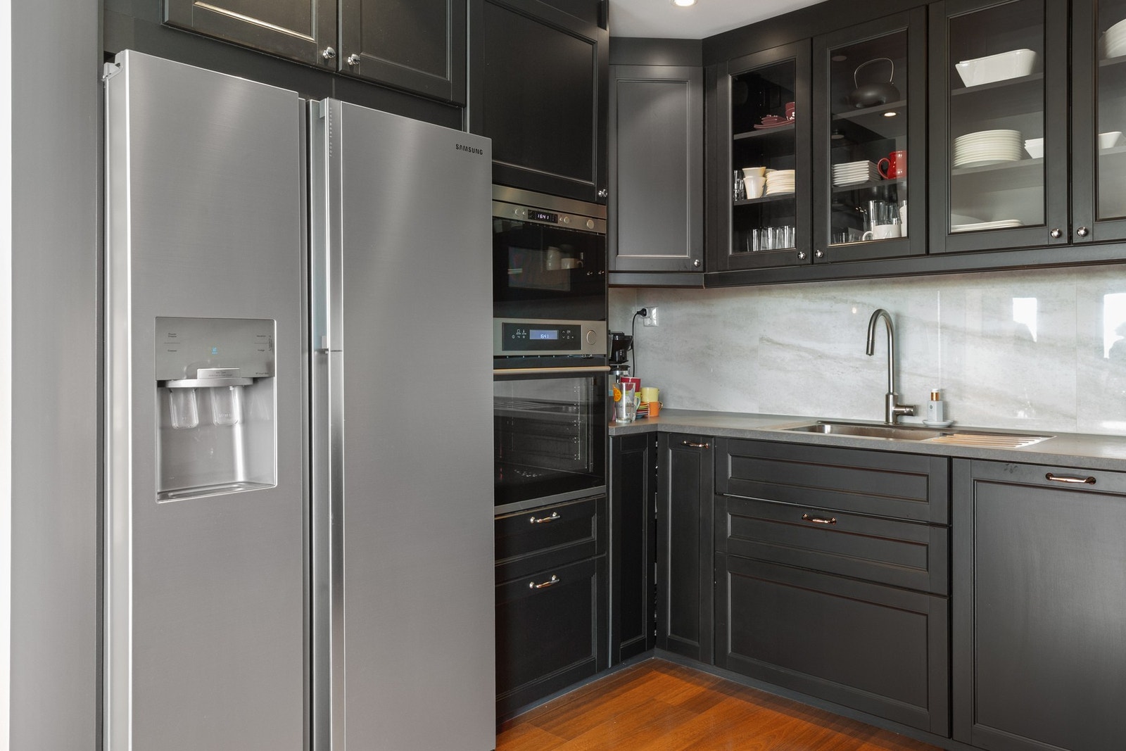 Kjøkkenet har integrert oppvaskmaskin, platetopp, stekeovn, mikrobølgeovn og ventilator. Galleribilde