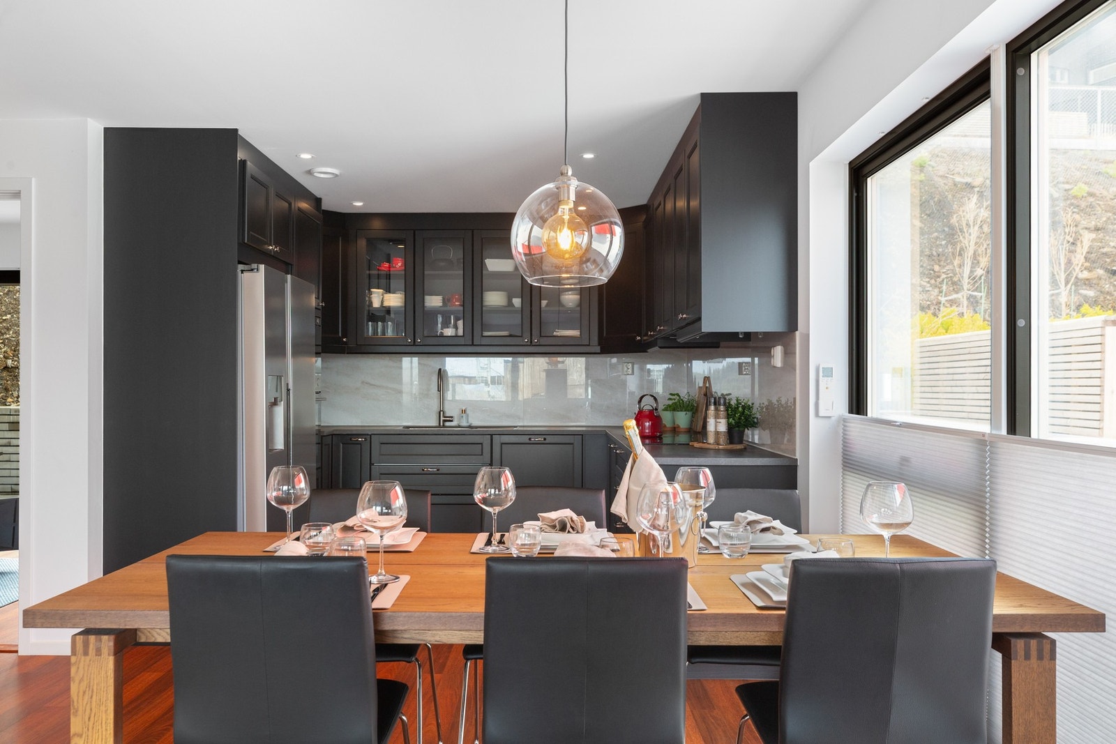 Klassisk sort kjøkken med sorte, profilerte fronter og mørkegrå benkeplate. Galleribilde