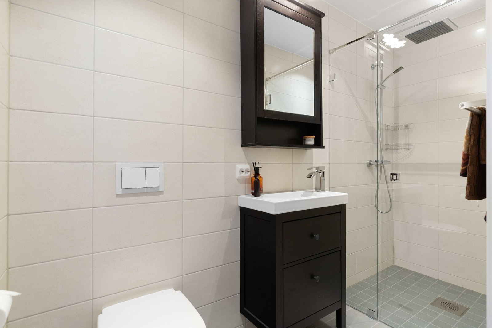 Praktisk beliggende i samme etasje som stue, kjøkken og et av soverommene har man et pent flislagt bad. Galleribilde