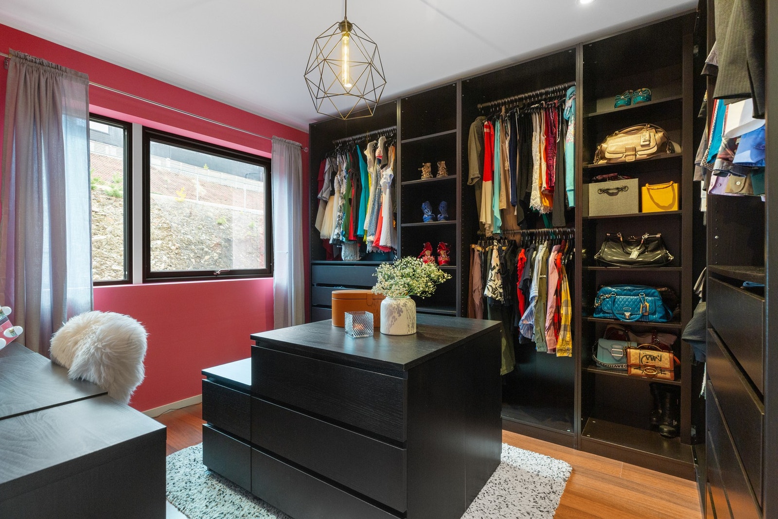 Det ene soverommet er av dagens eier innredet som walk-in-closet og garderobeskapene medfølger. Galleribilde