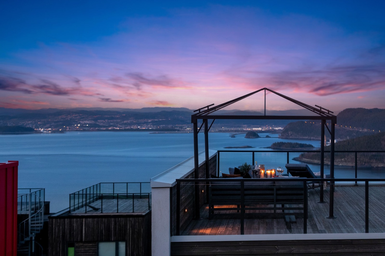 Denne utsiktsterrassen er populær for kvelder med fine solnedganger, men også på nyttårsaften, med panorama mot fyrverkeriet. Galleribilde