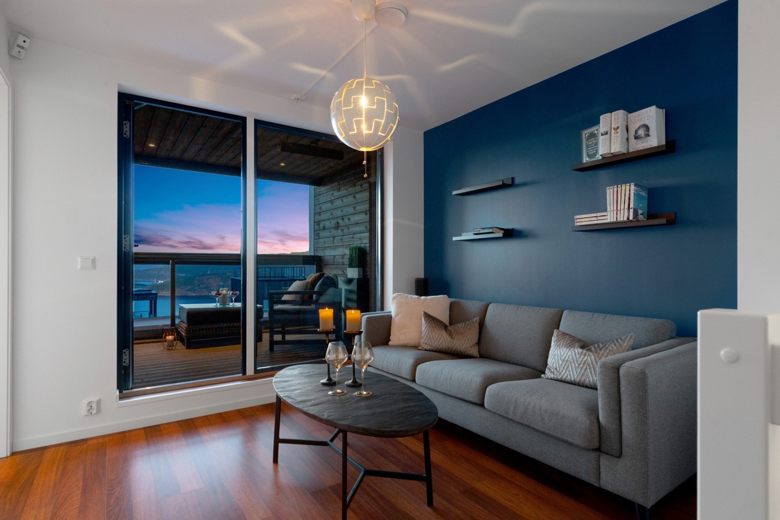 Videre opp til 2. etasje har man en loftstue som kommer godt med som egen ungdomsavdeling, lekestue el. Galleribilde