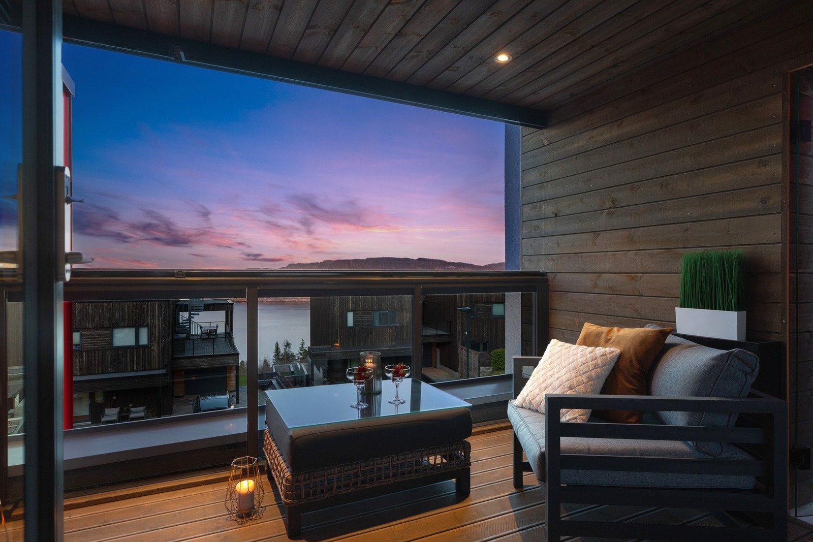 Fra loftstuen har man utgang til en praktisk overbygget balkong, selvfølgelig med den samme nydelige utsikten. Galleribilde