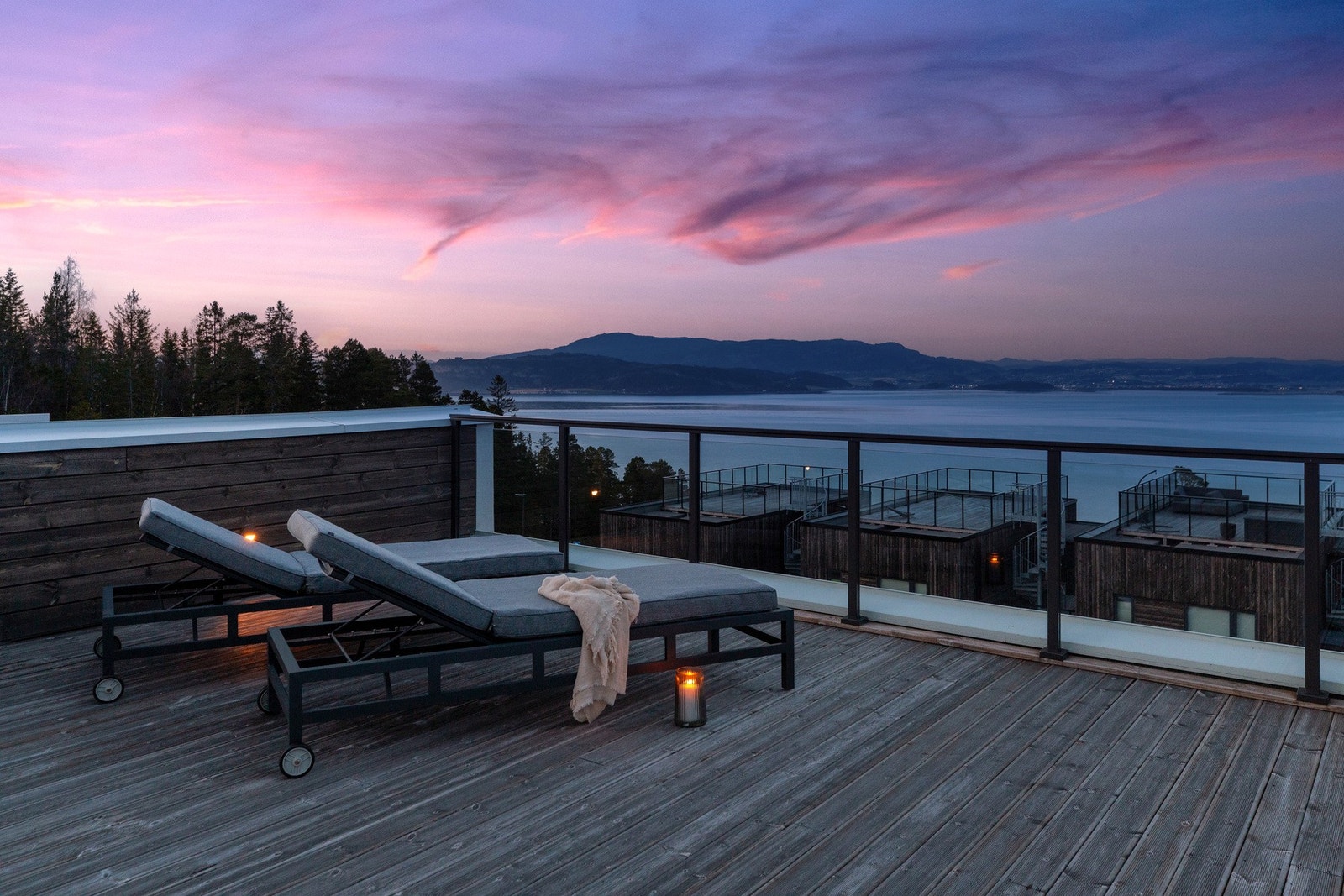 Boligen toppes med en stor takterrasse på hele 64,5 m² med svært nydelig fjordutsikt, denne må oppleves! Galleribilde