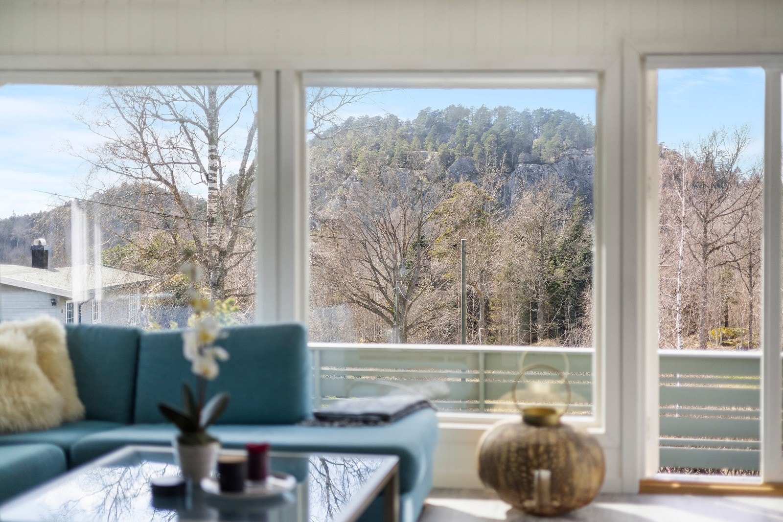 Det er fint utsyn over omgivelsene fra hytta Galleribilde