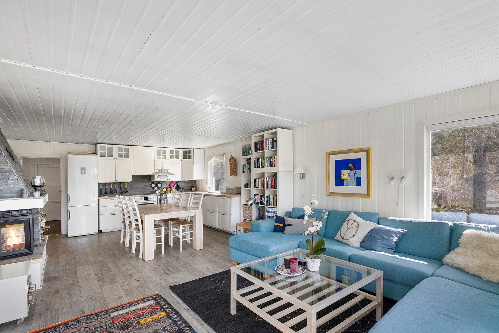 Kjøkkenet ligger i åpen løsning mot stua Galleribilde