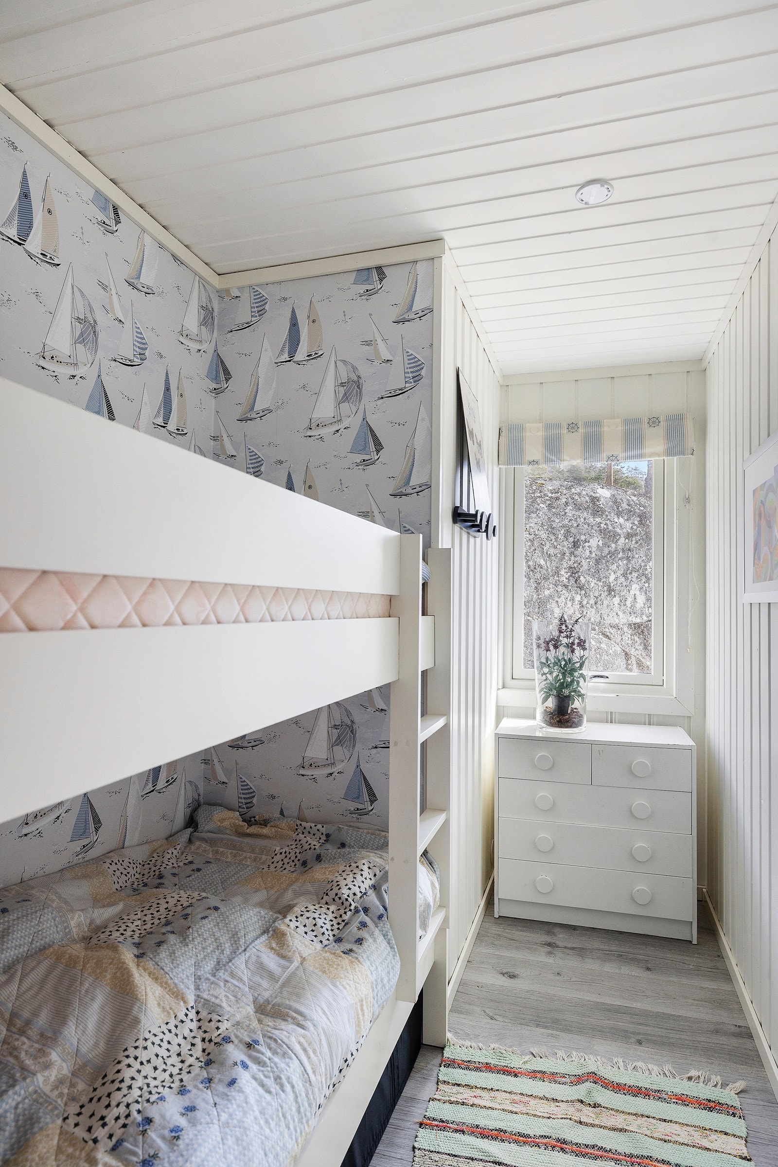 Soverom med køyeseng som utnytter plassen Galleribilde