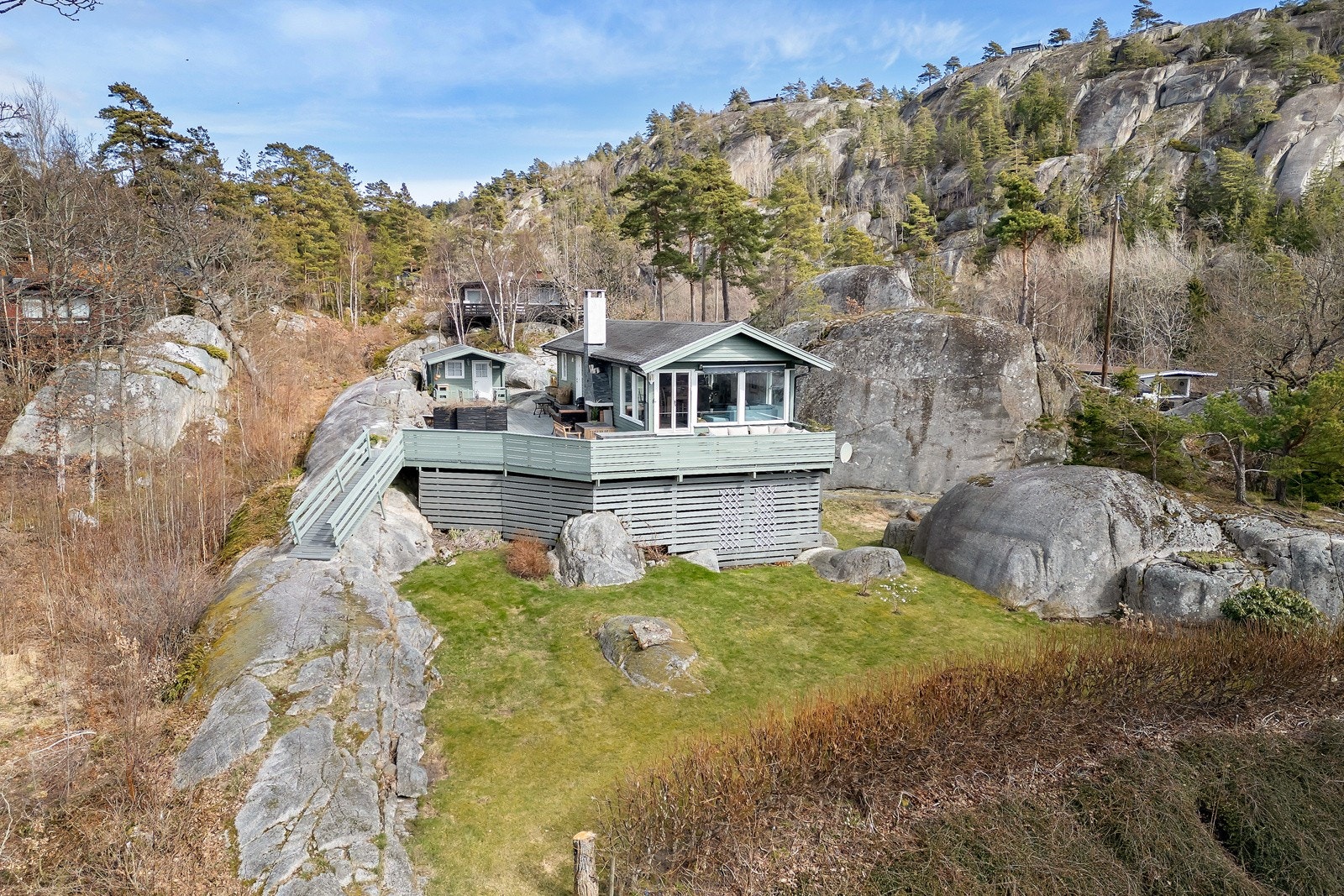 Hytta ligger fint til i terrenget Galleribilde