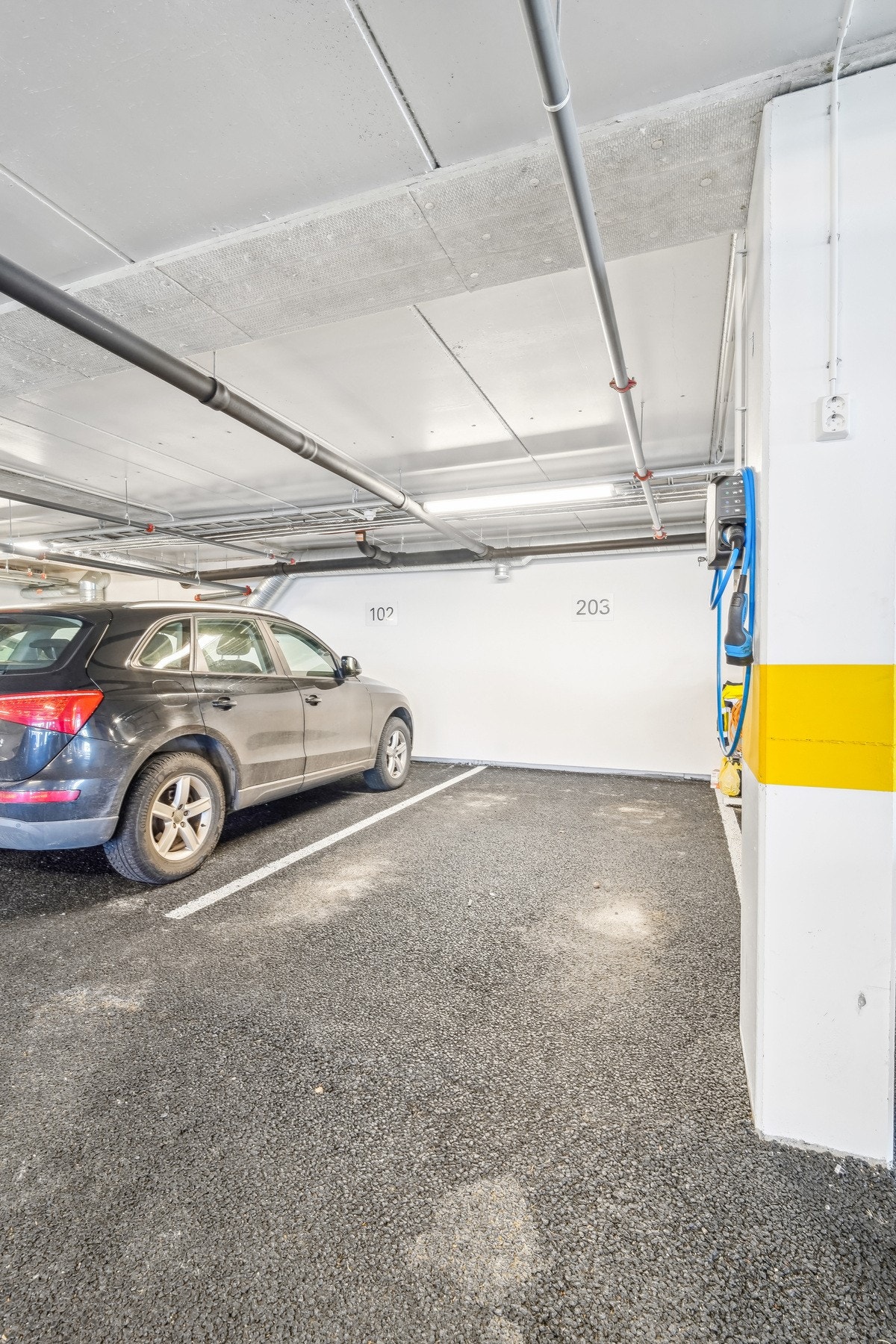 Det medfølger fast parkeringsplass i felles garasjeanlegg til leiligheten. El-billader er montert ved plassen. Galleribilde