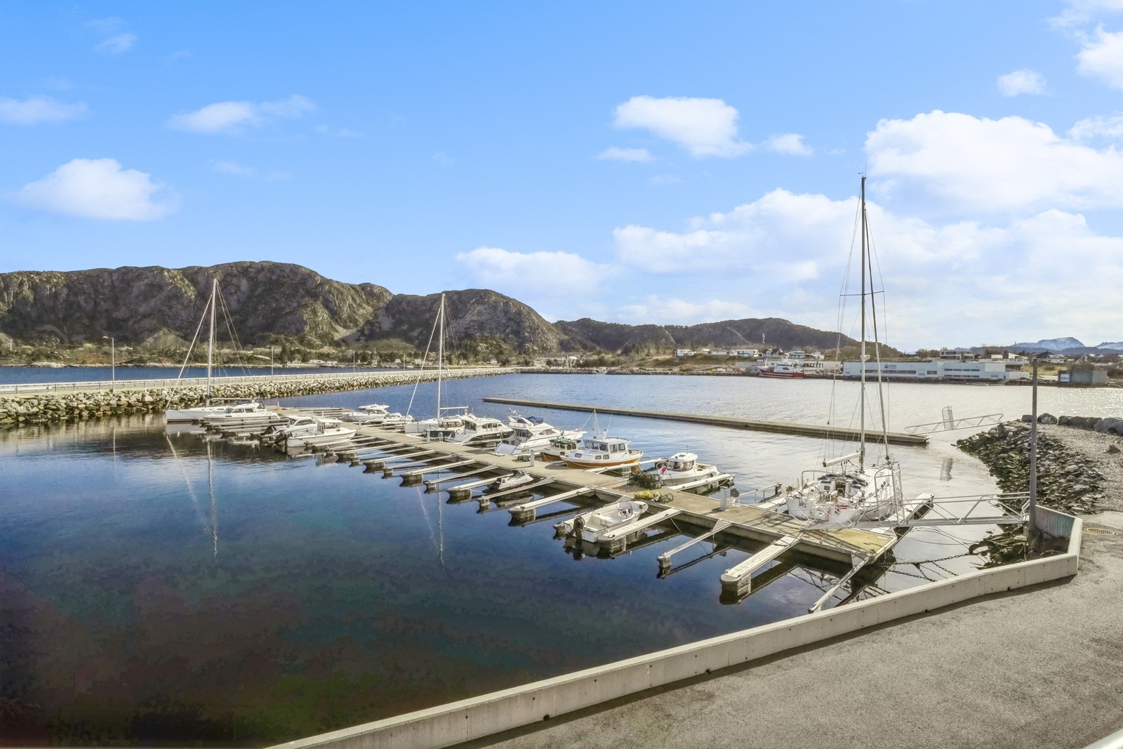 Skjongholmen Marina er plassert like ved eiendommen, og her er det muligheter for å kjøpe egen båtplass. Galleribilde