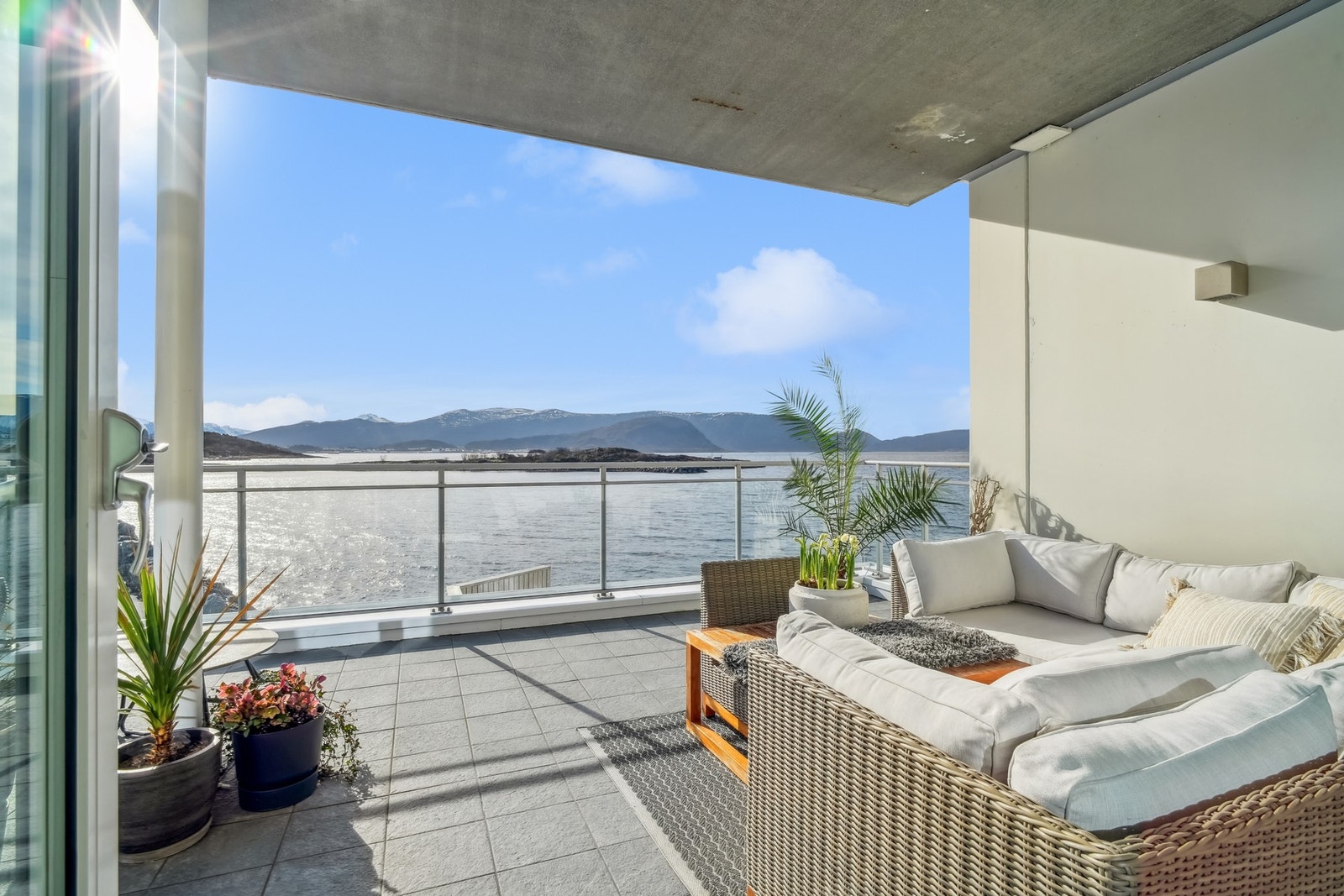 Fra stuen er det tilkomst til en delvis overbygd sydvendt terrasse på ca. 35 kvm. Galleribilde