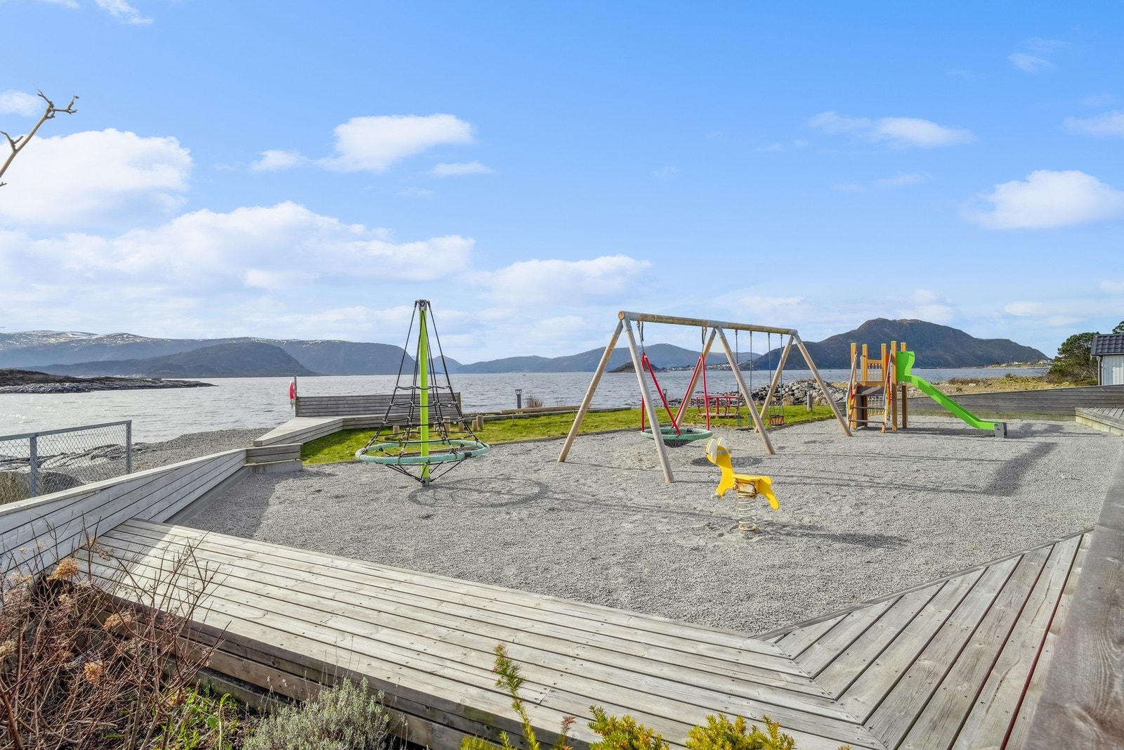 Her leker barna trygt på en felles lekeplass mens du nyter utsikten - det beste av to verdener. Velkommen til visning! Galleribilde