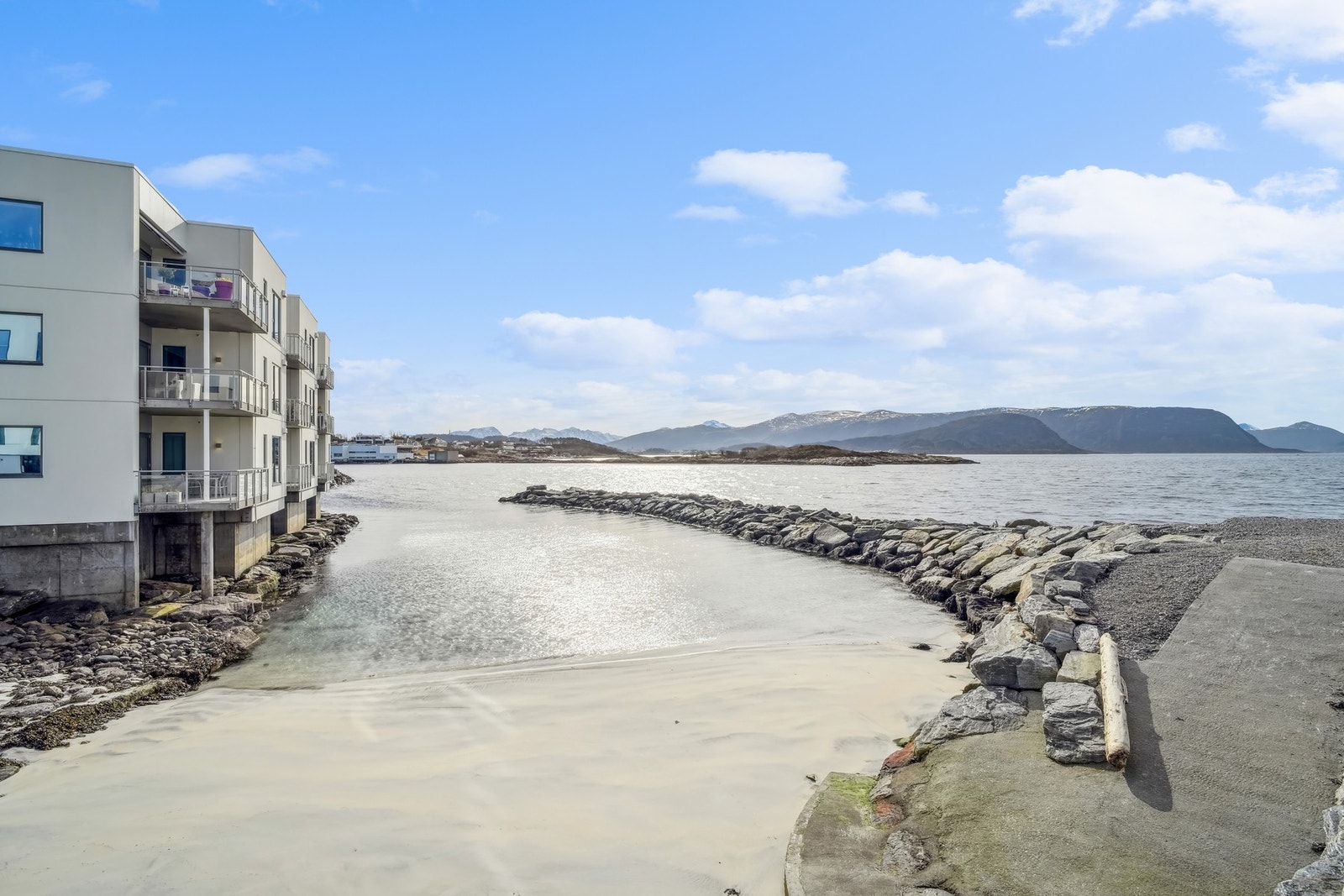 Bo i sjøkanten - med badestrand og en utsikt som tar pusten fra deg. Den umiddelbare nærheten til sjøen gir hverdagen ny ro. Galleribilde
