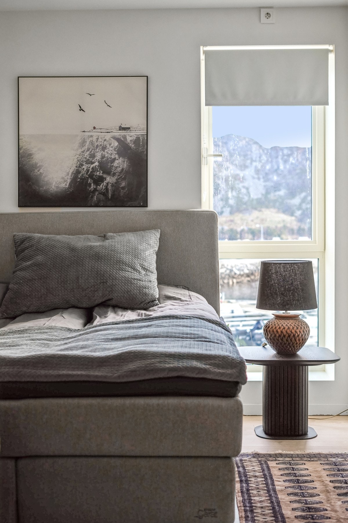 Soverommet byr på en harmonisk atmosfære, med store vindusflater som rammer inn utsikten. Galleribilde